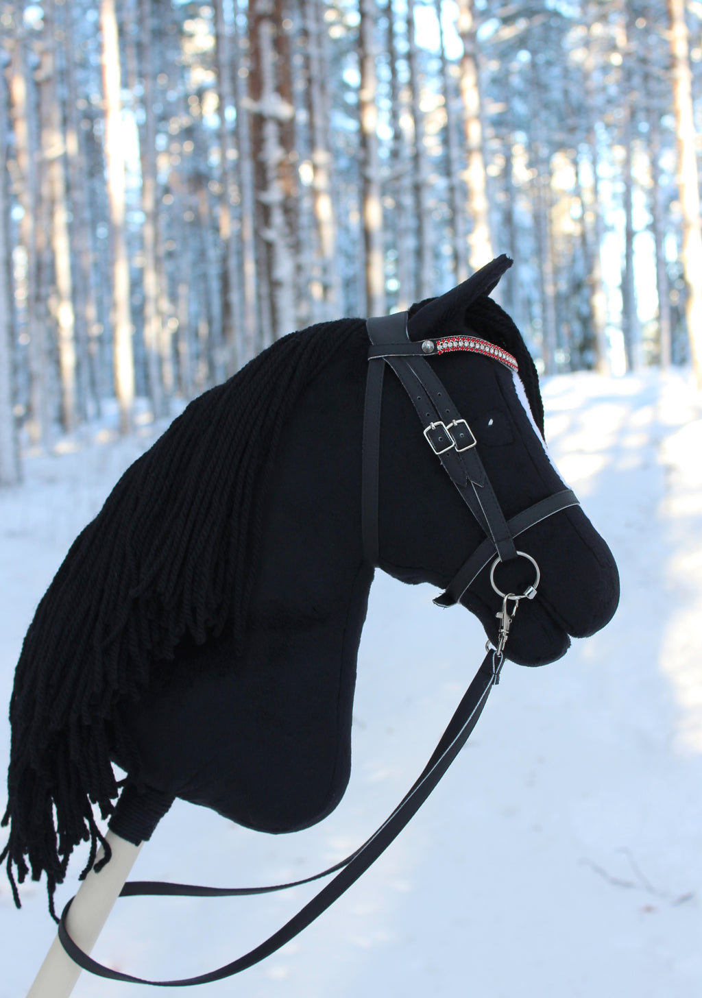 Musta keppihevonen suitsilla