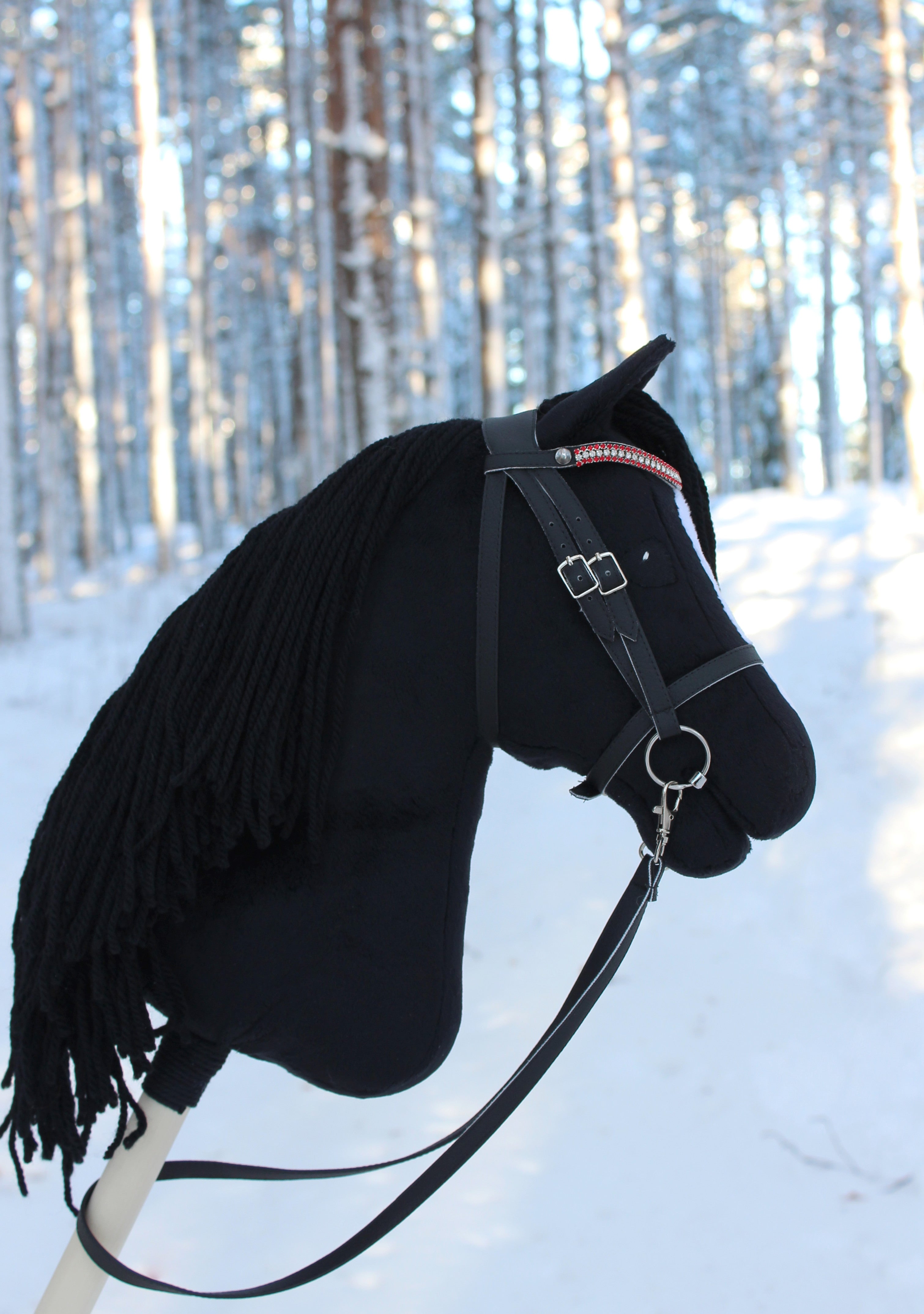 Musta keppihevonen suitsilla