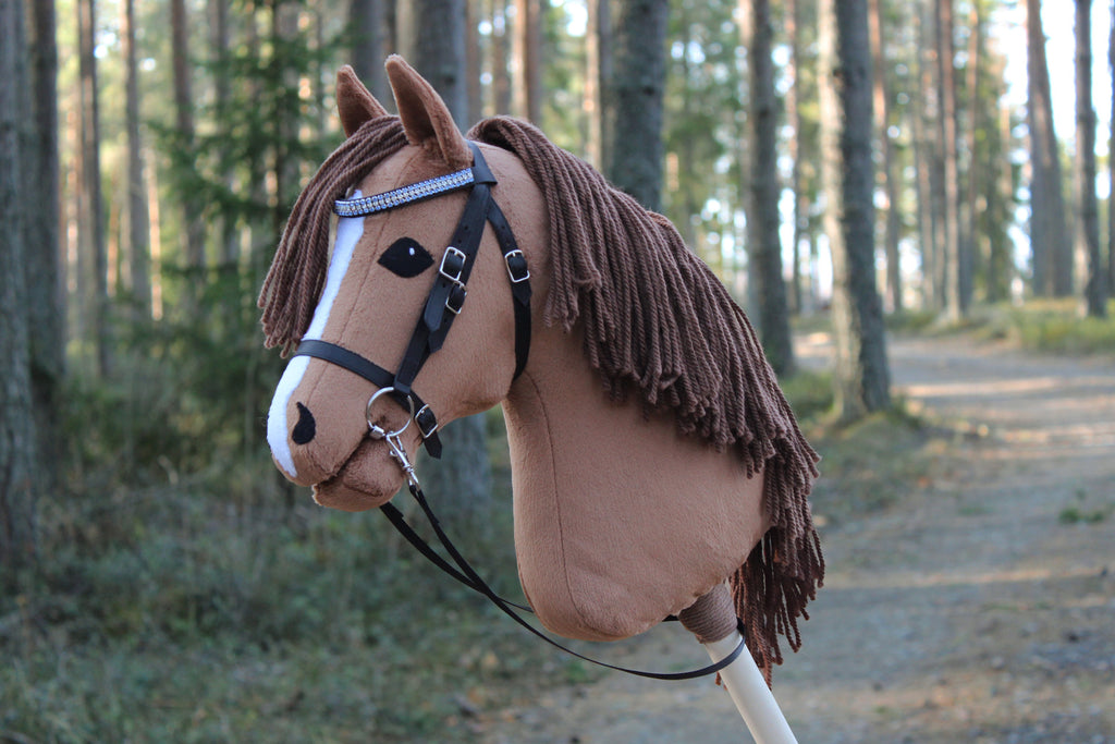 Ruskea keppihevonen suitsilla