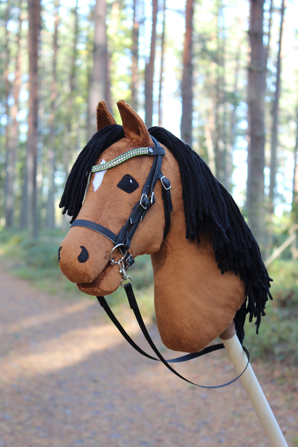 Punaruunikko keppihevonen suitsilla