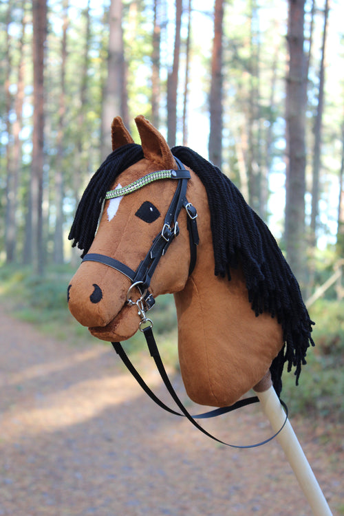 Punaruunikko keppihevonen suitsilla