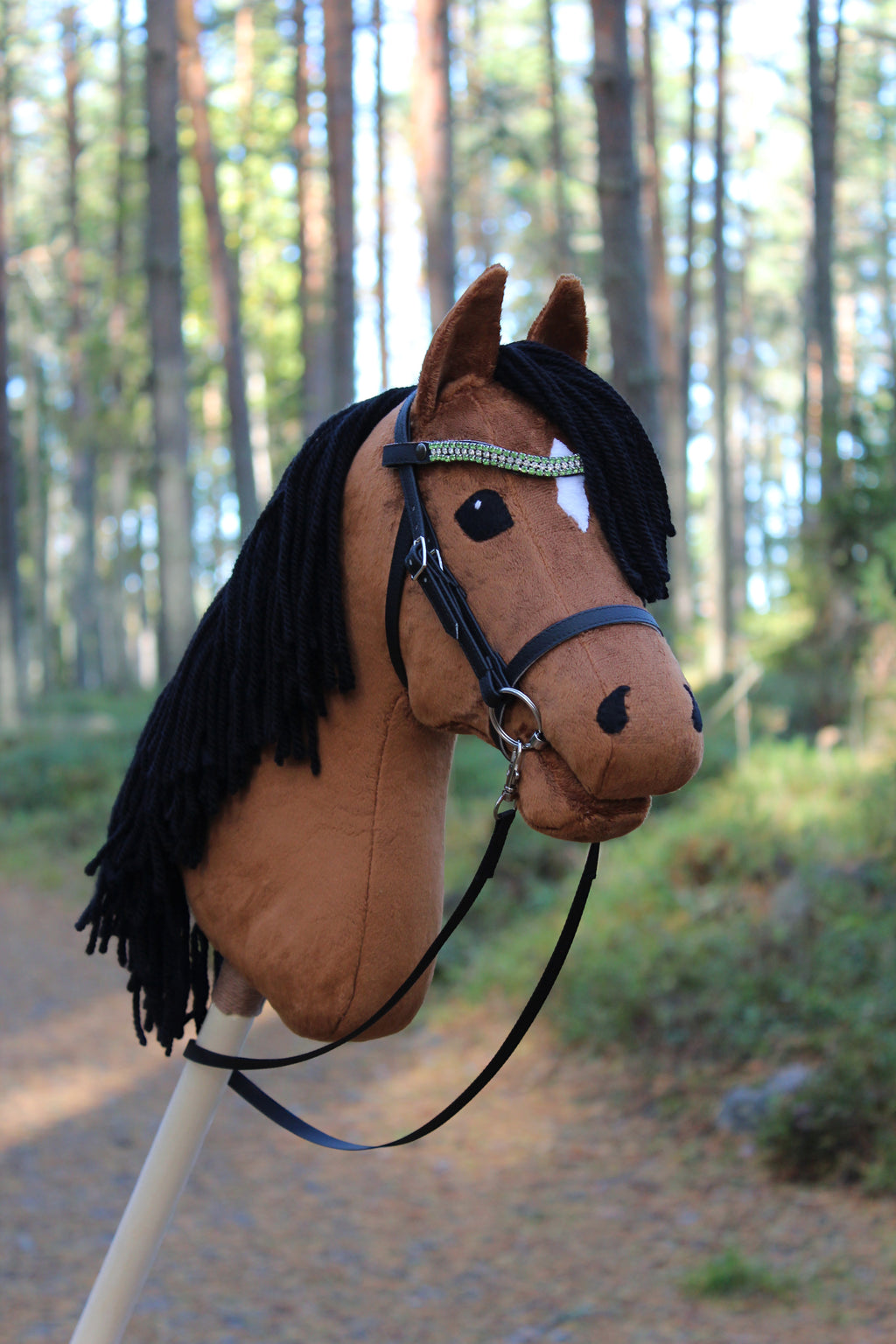 Punaruunikko keppihevonen suitsilla