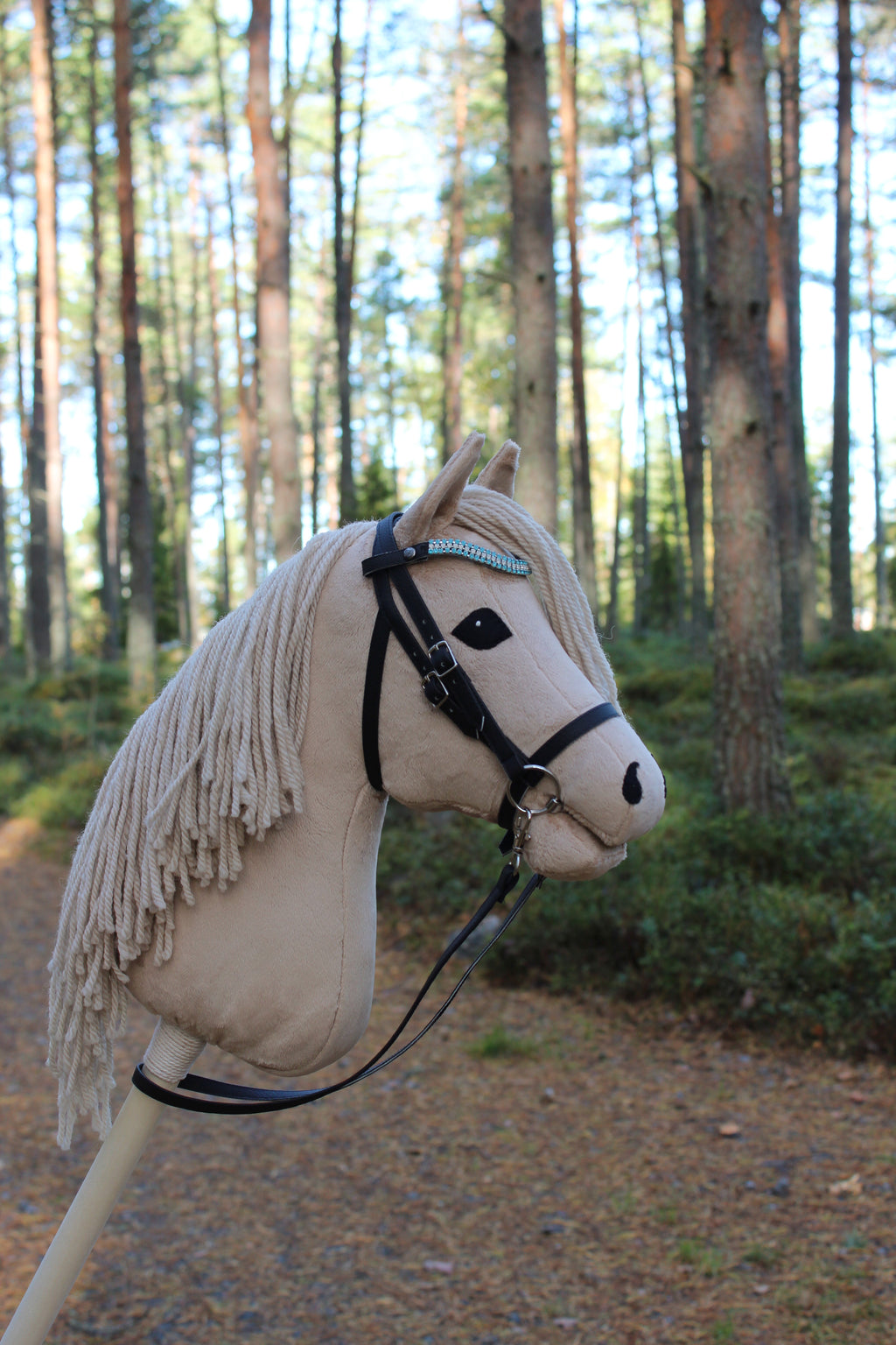 Vaalea keppihevonen suitsilla