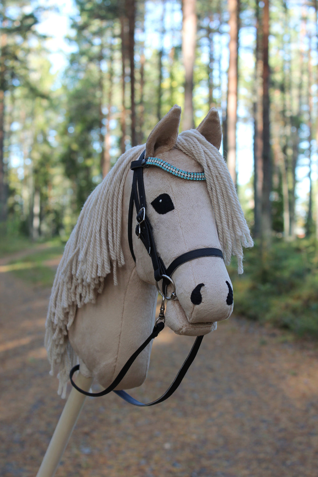 Vaalea keppihevonen suitsilla