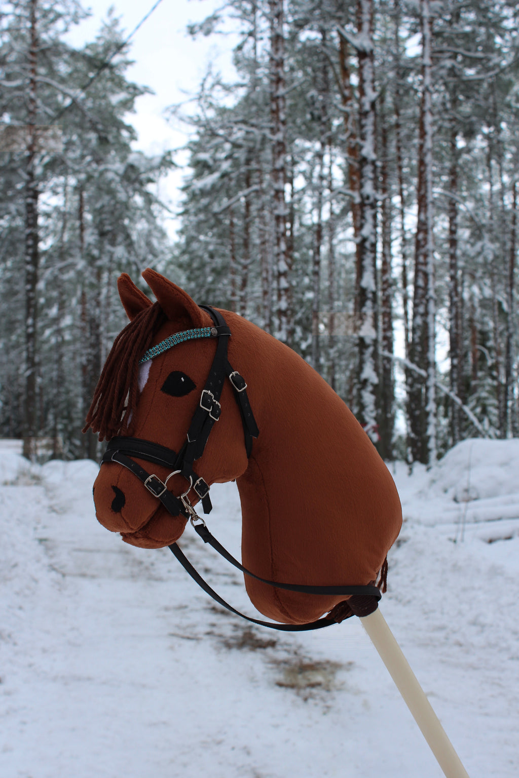 Punarautias keppihevonen suitsilla
