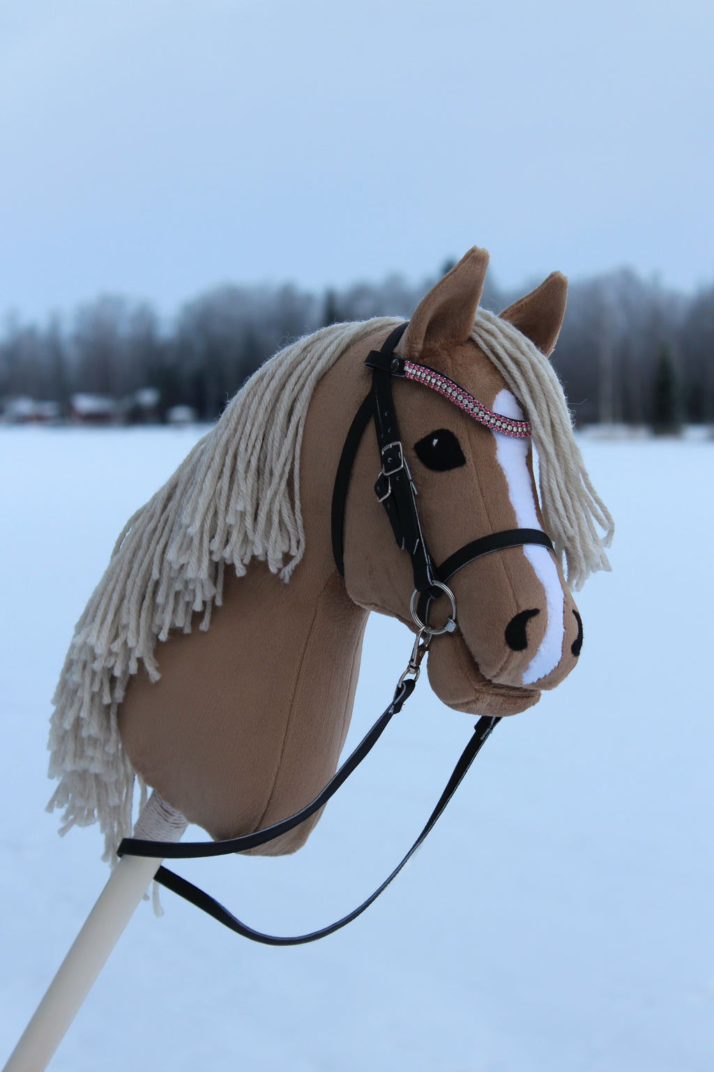 Vaalea keppihevonen suitsilla