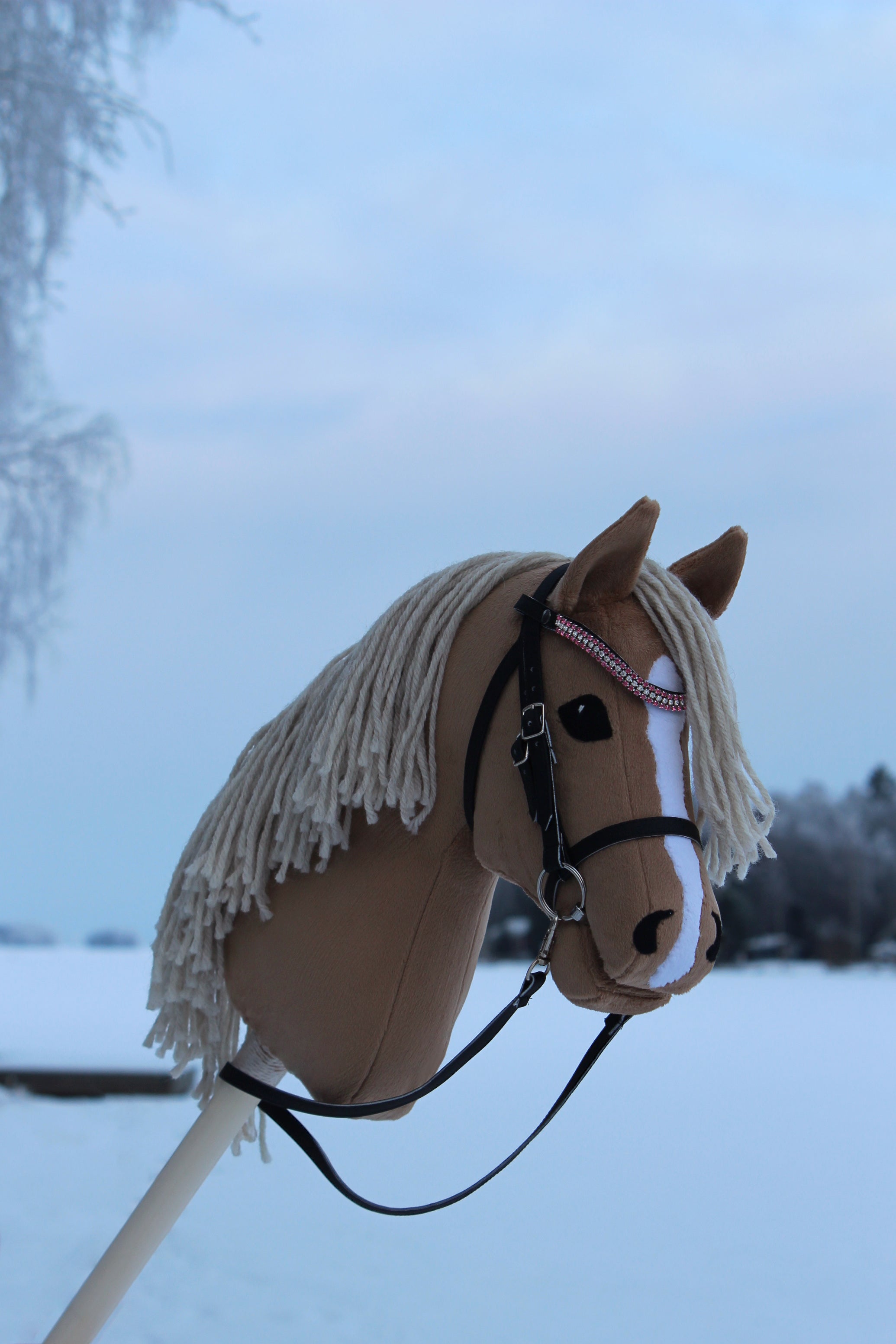 Vaalea keppihevonen suitsilla