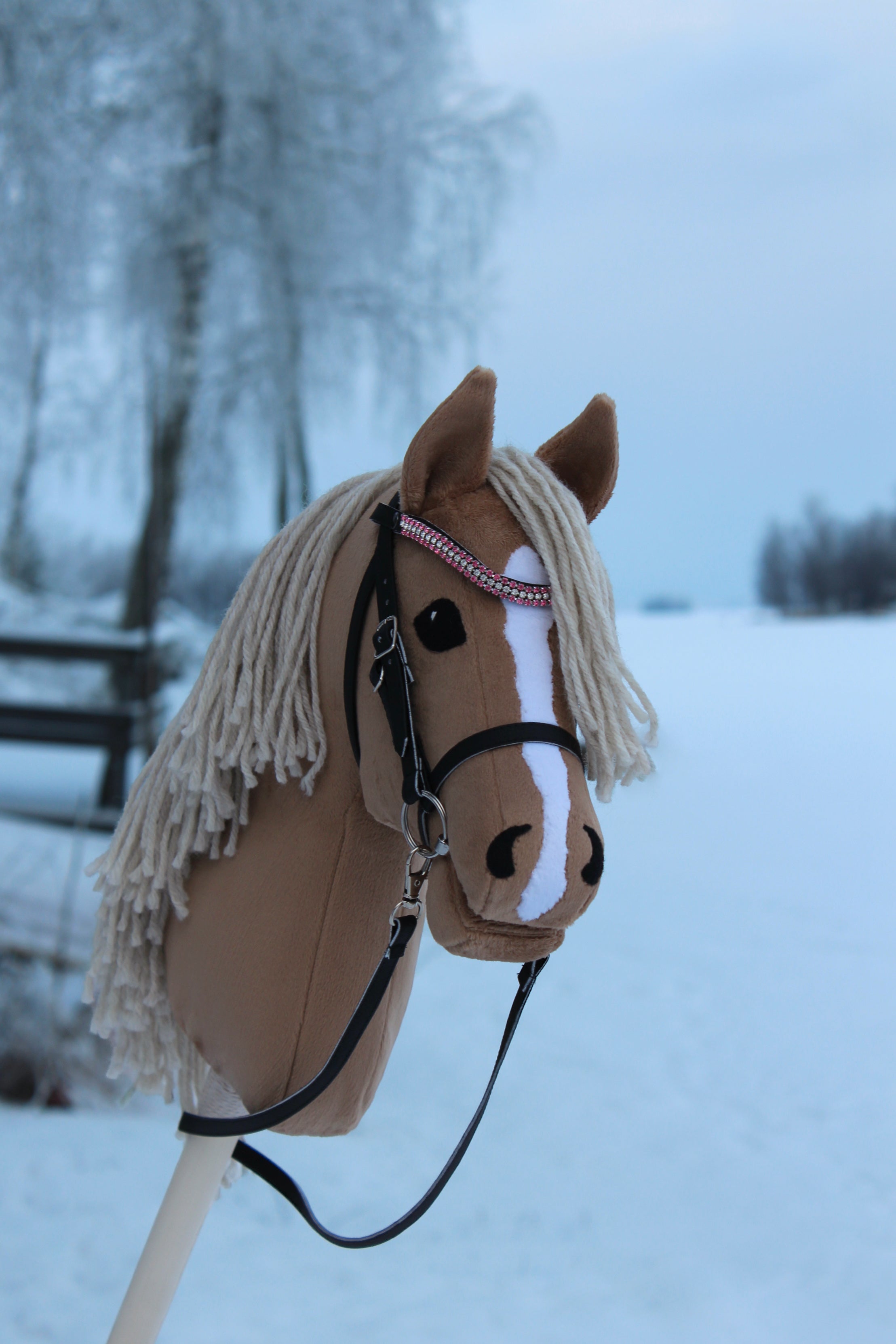 Vaalea keppihevonen suitsilla